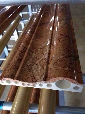 Un buen precio. Línea plástica de la protuberancia del perfil del mármol decorativo del PVC WPC, máquina de mármol del perfil en línea
