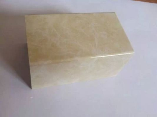 Un buen precio. Cadena de producción plástica del perfil del mármol del PVC WPC, máquina del plástico del perfil de la decoración en línea